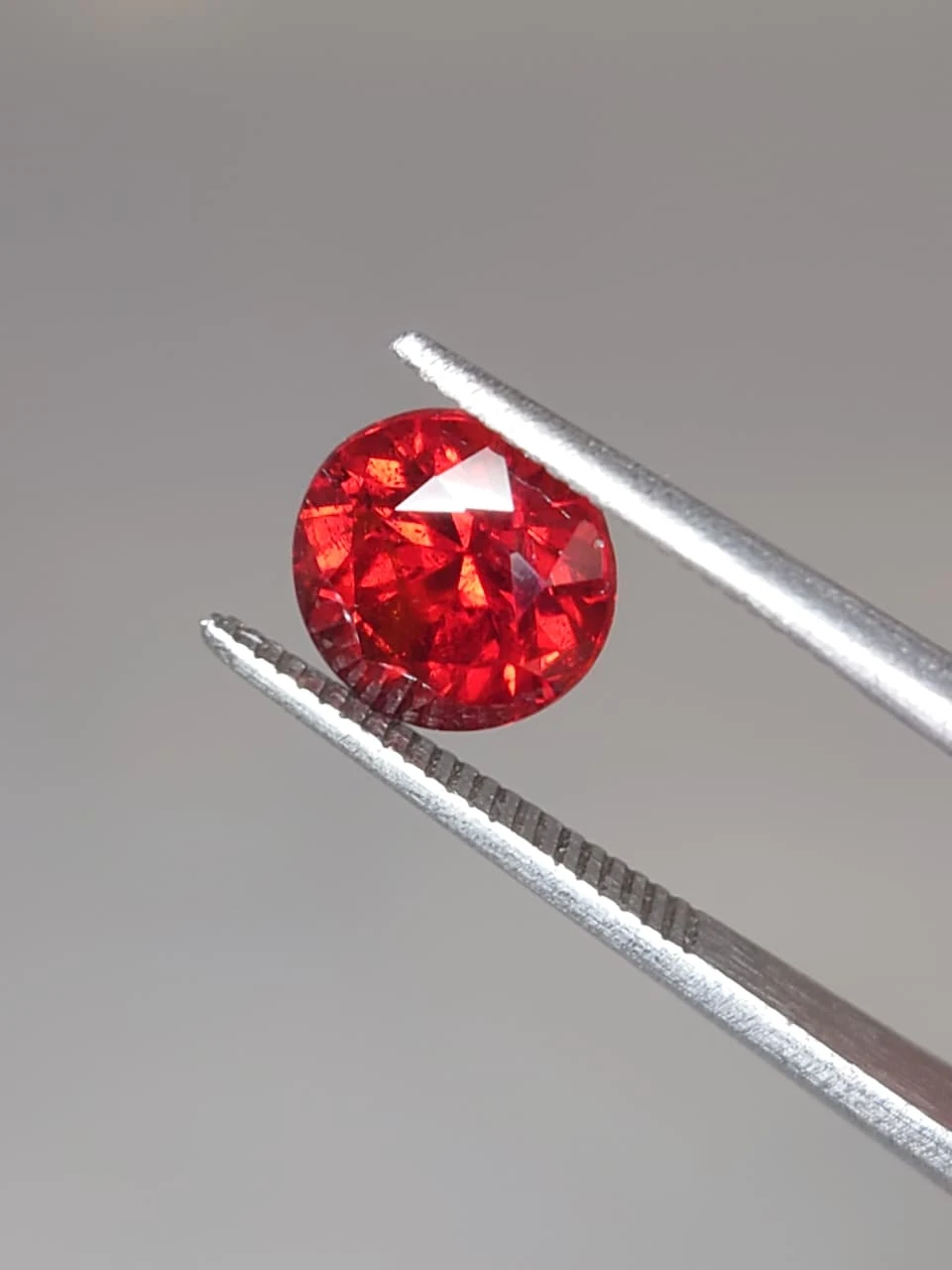 2.6ct Round Brilliant Faceted Malaya Garnet from Tanzania — view 2